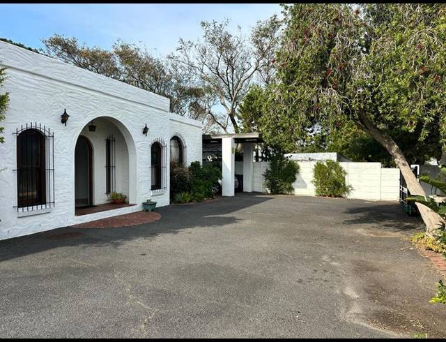 5 BEDROOM HOUSE FOR SALE IN BERGVLIET